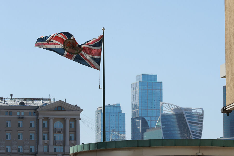 Флаг Великобритании на здании посольства Великобритании в Москве, апрель 2018 года