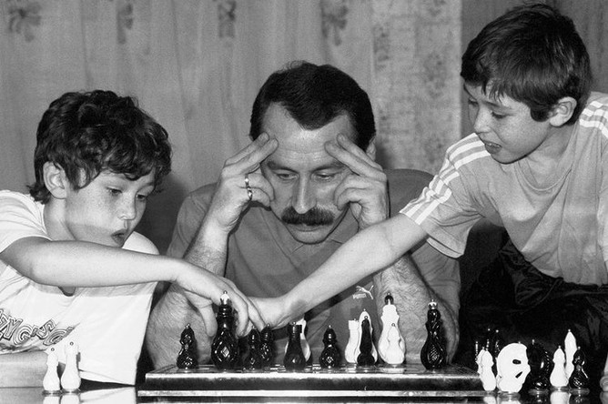 Валерий Газзаев играет в шахматы с сыновьями, 1992 год