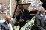 Бывший президент Южной Африки Табо Мбеки во время траурной церемонии в Хараре