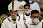 Папа Римский Франциск во время праздничной мессы в Соборе святого Петра в Ватикане