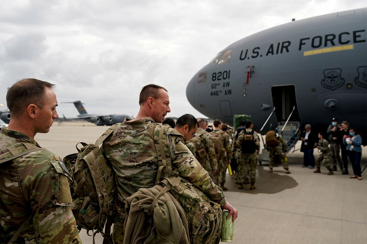 Военнослужащие армии США садятся в транспортный самолет C-17 для переброски в Восточную Европу на фоне эскалации напряженности между Украиной и Россией в Форт-Брэгге, Северная Каролина, США, 3 февраля 2022 года