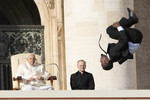 Аудиенция папы Франциска в Ватикане завершилась выступлением циркачей из Кении, 30 ноября 2022 года
