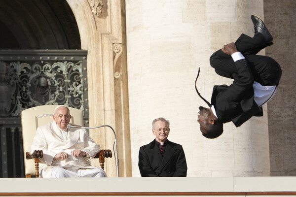 Аудиенция папы Франциска в&nbsp;Ватикане завершилась выступлением циркачей из&nbsp;Кении, 30&nbsp;ноября 2022&nbsp;года