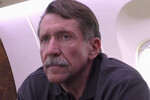 Виктор Бут в самолете перед отправлением в Россию в аэропорту Абу-Даби, 8 декабря 2022 года