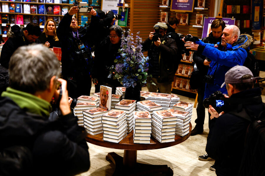 Фанаты принца Гарри выстроились в очередь за первыми экземплярами книги ...
