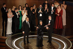 Режиссер Кристофер Нолан и его жена, продюсер Эмма Томас, с «Оскаром» за «Лучший фильм» — «Оппенгеймер» на 96-й церемонии вручения кинопремии «Оскар» в Лос-Анджелесе, 10 марта 2024 года
