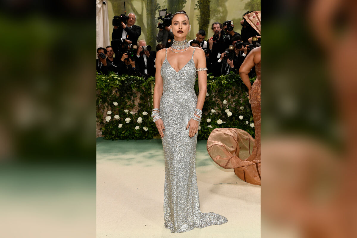 Ирина Шейк снялась на Met Gala в платье из 84 тысяч кристаллов - Газета.Ru  | Новости