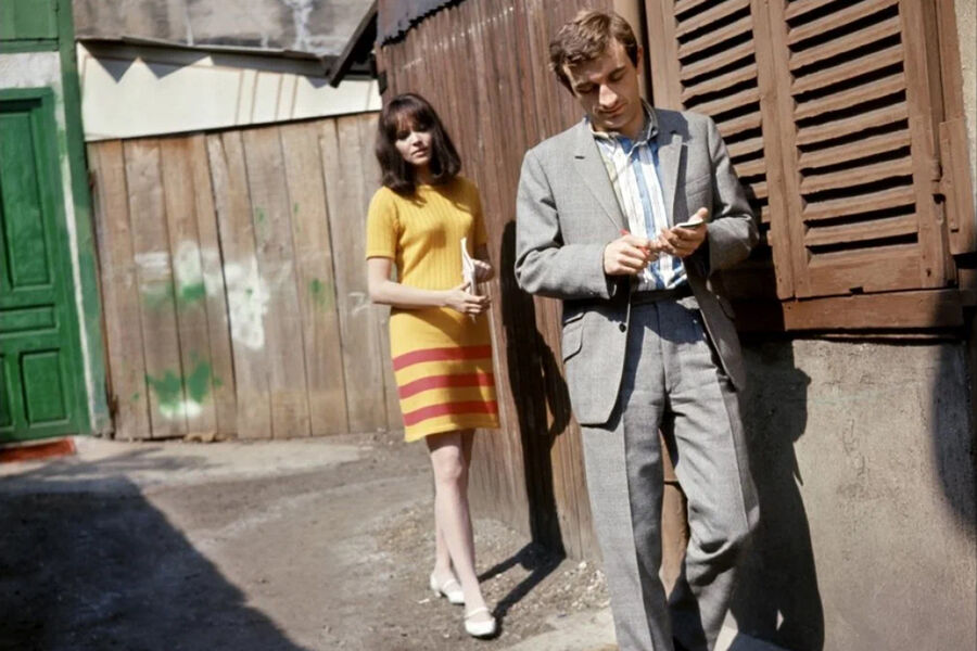 <b>«Сделано в&nbsp;США» (1966) </b><br><br>
Несмотря на&nbsp;развод, Анна Карина вновь сыграла главную роль в&nbsp;картине Годара. В&nbsp;этой стилизации шпионского триллера ей досталась роль парижанки, которая пытается найти убийц своего возлюбленного-журналиста.<br><br>
В&nbsp;картине Годара можно заметить аллюзии на&nbsp;политическую обстановку во Франции конца 60-х, отсылки к&nbsp;Холодной войне и войне во Вьетнаме. И это &mdash; при&nbsp;фирменном годаровском «рваном» монтаже, который никуда не делся.
