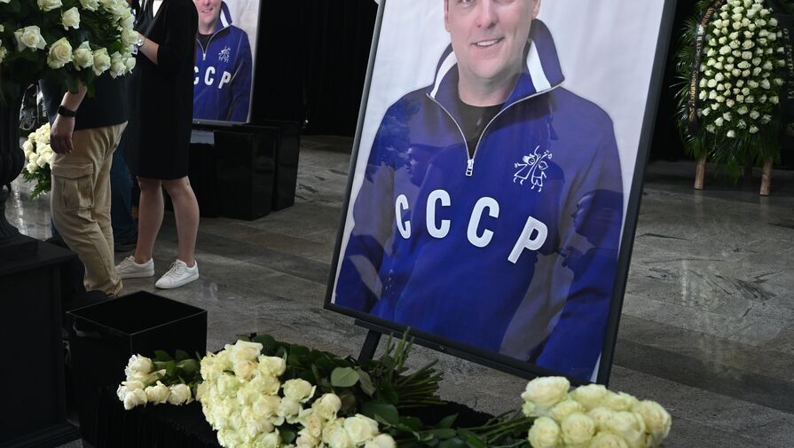 Траурный зал на прощании с Юрием Шатуновым украсили белыми розами