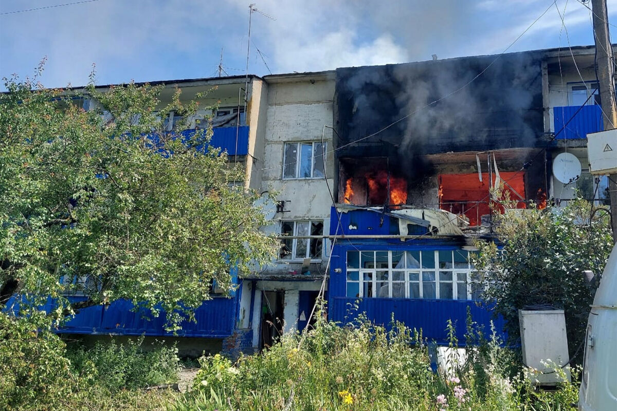 Власти Курской области сообщили о пожаре в многоквартирном доме после  обстрела ВСУ - Газета.Ru | Новости