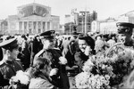 Люди у Большого театра в Москве в День Победы 9 мая 1945 года
