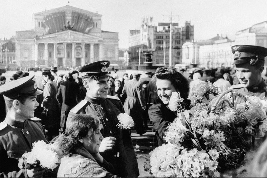 Люди у&nbsp;Большого театра в&nbsp;Москве в&nbsp;День Победы 9&nbsp;мая 1945&nbsp;года