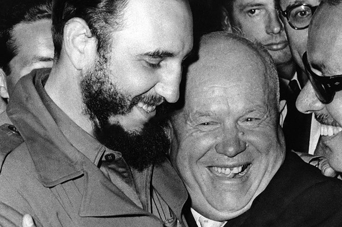 Председатель Совета Министров СССР Никита Хрущев и премьер-министр Республики Куба Фидель Кастро Рус во время встречи на ХV сессии Генеральной Ассамблеи (ООН), 1960 год