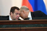 Премьер-министр России Дмитрий Медведев и министр финансов Антон Силуанов на расширенном заседании коллегии Минфина, 20 апреля 2017 года