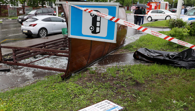 Перевернутая остановка общественного транспорта после урагана на Кировоградской улице. В результате...
