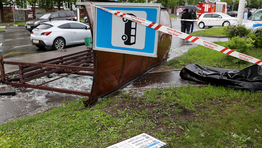 Перевернутая остановка общественного транспорта после урагана на Кировоградской улице. В результате происшествия погиб один человек