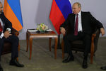 Президент России Владимир Путин и премьер-министр Армении Никол Пашинян во время встречи, 14 мая 2018 года