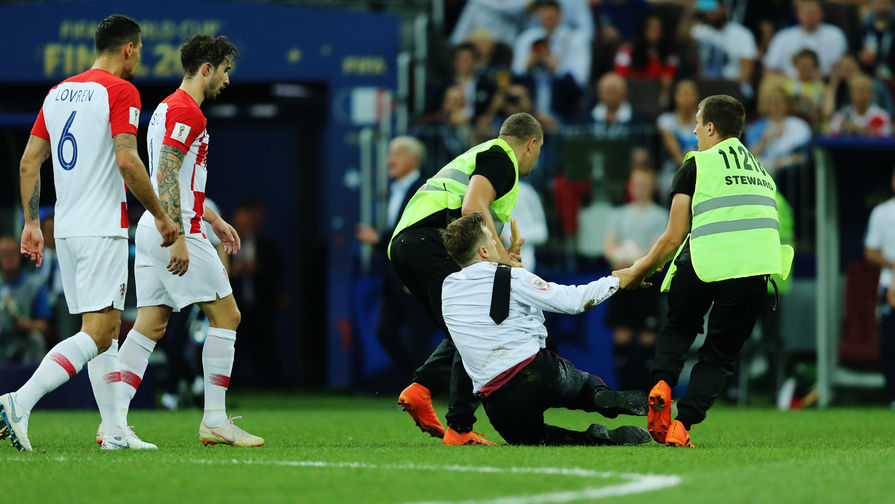 Инцидент на поле во время финального матча чемпионата мира по футболу между сборными Франции и Хорватии в Москве, 15 июля 2018 года