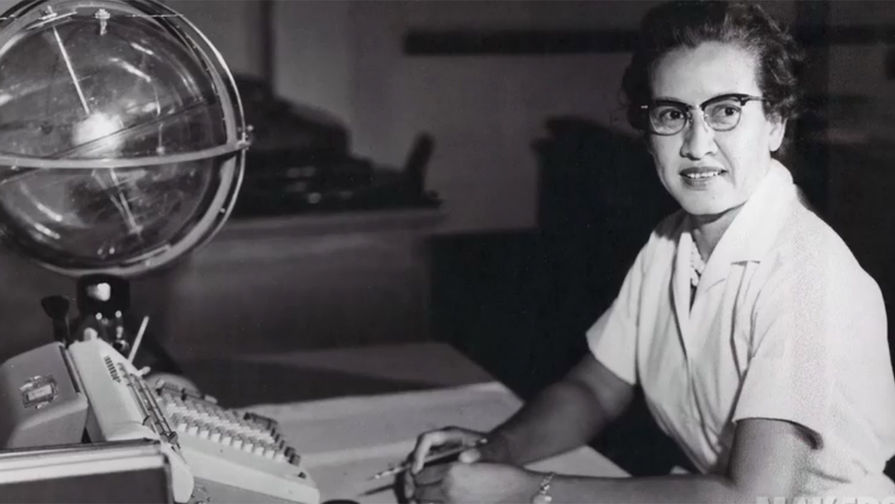 Кэтрин Джонсон за письменным столом в Научно-исследовательском центре в Лэнгли (штат Вирджиния), где она работала с 1953 по 1986 год