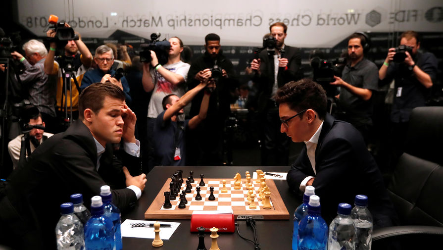 Магнус Карлсен (слева) и Фабиано Каруана в матче за мировую шахматную корону
