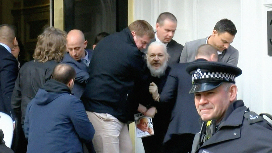 Во время задержания основателя WikiLeaks Джулиана Ассанжа около посольства Эквадора в Лондоне, 11 апреля 2019 года. Кадр из видео