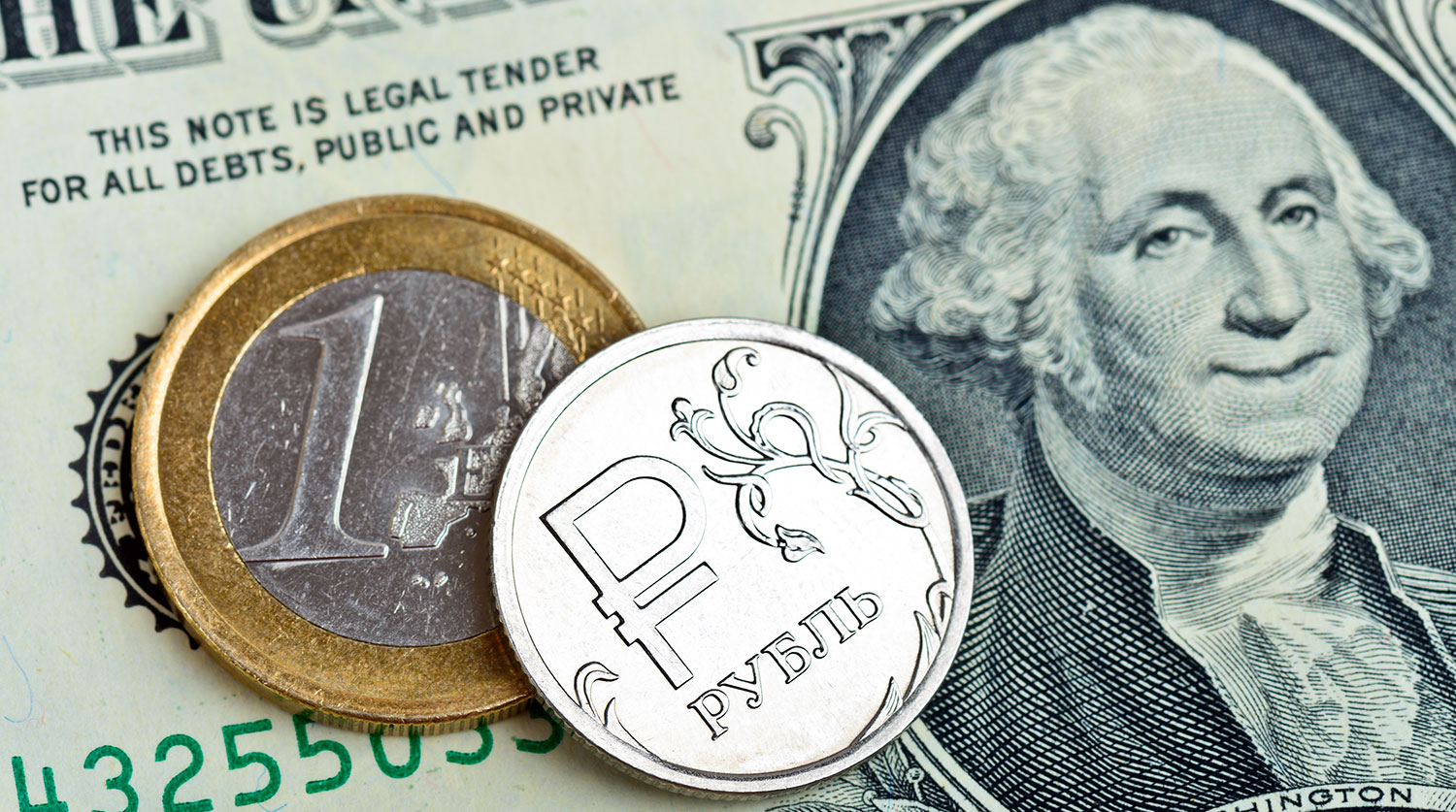 Рубль снижается к доллару на открытии торгов