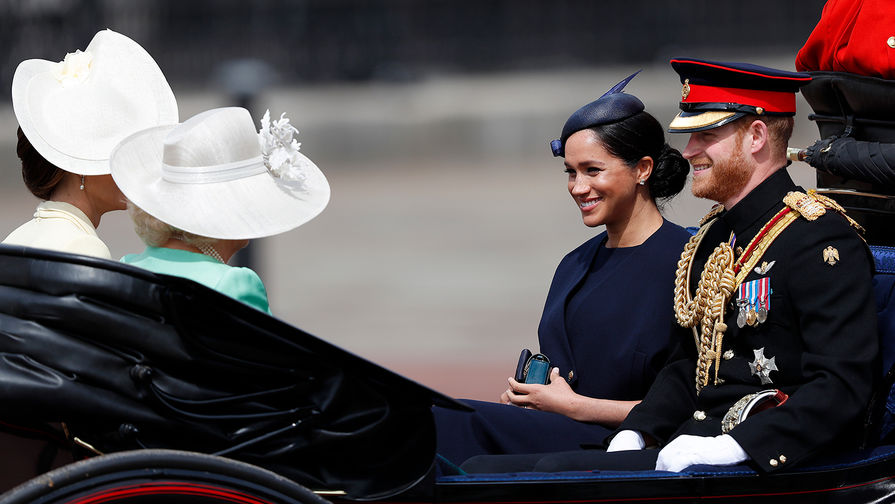 Герцогиня Сассекская Меган и принц Гарри в день церемонии выноса знамени в Лондоне, 8 июня 2019 года