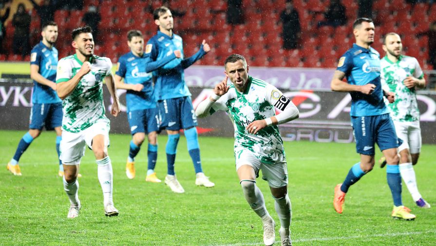 Игрок «Ахмата» Бернард Бериша празднует гол в ворота «Зенита»