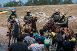 Конный пограничный патруль разгоняет мигрантов в городе Дель-Рио, Техас, 19 сентября 2021 года