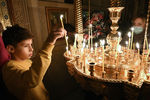Мальчик на ночном Рождественском богослужении в Кафедральном соборе Святых Жен-Мироносиц в Баку