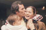 Хулио Иглесиас с женой Исабель Прейслер и сыном Хулио, 1975 год