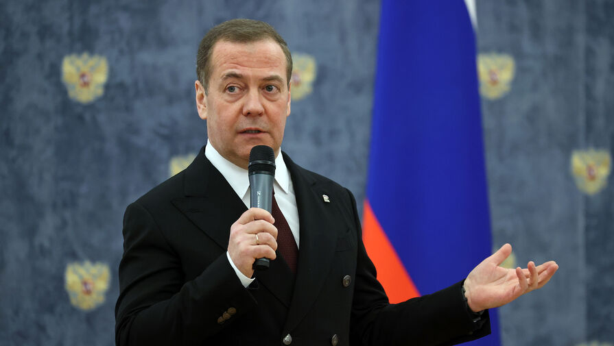 Медведев заявил о борьбе России с новыми фашистами