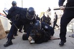 Движение «Захвати Окленд» выделяется среди других подобных движений своей агрессивностью. Участники акции не раз сталкивались с полицией.