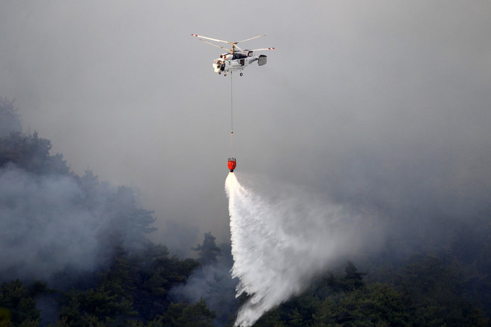 Пожарный вертолет в&nbsp;районе провинции Хатай на&nbsp;юго-востоке Турции.