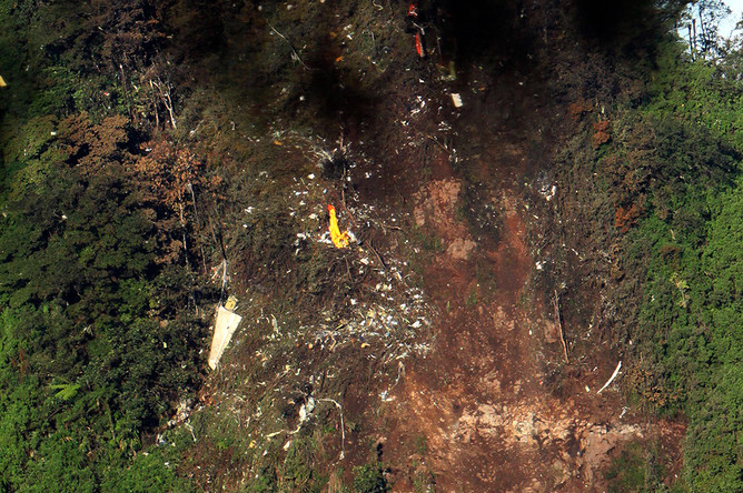 Обломки российского самолета SSJ-100 на горе Салак в Индонезии