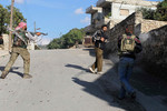 26 октября. Сирийские повстанцы на улице Харема расстреливают человека, подозреваемого в работе на правительство Башара Асада.