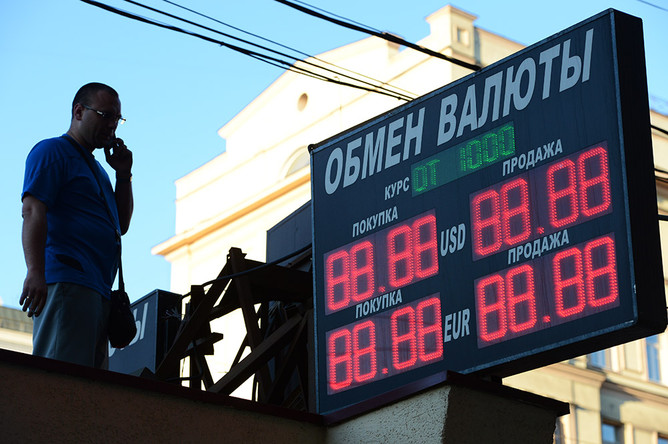 Простые жители ожидают падения рубля в августе