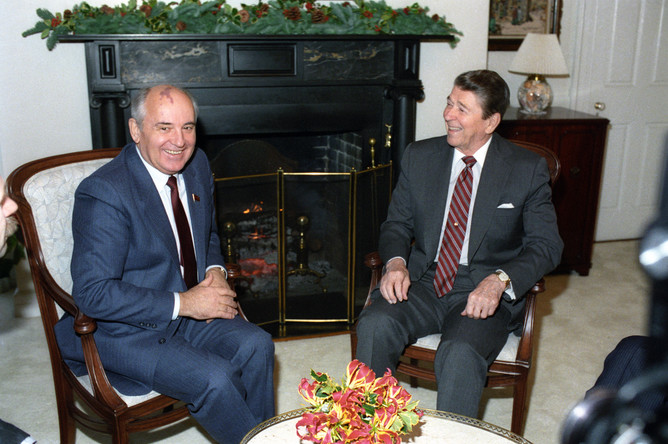 Михаил Горбачев на встрече с Рональдом Рейганом в Белом доме