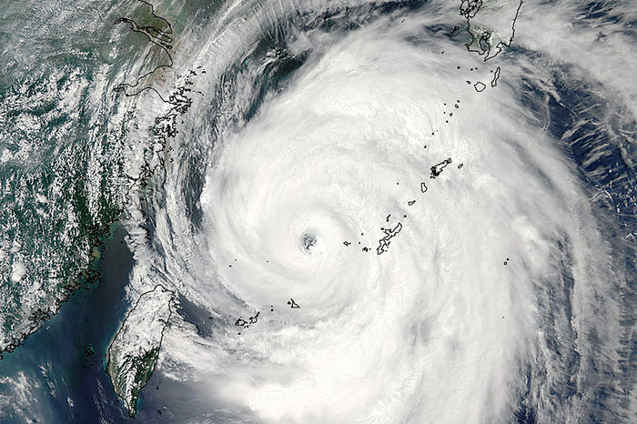 Тайфун &laquo;Неогури&raquo; в&nbsp;Тихом океане движется на&nbsp;север. Изображение со спутника NASA Aqua