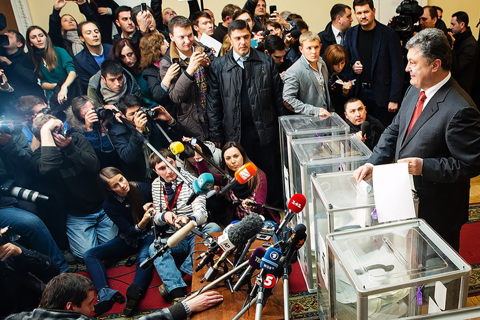 Президент Украины Петр Порошенко (справа) во время голосования на досрочных выборах в Верховную раду Украины на одном из избирательных участков
