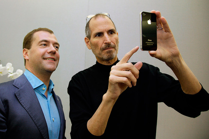 23&nbsp;июня 2010&nbsp;года президент РФ Дмитрий Медведев получил в&nbsp;подарок от Стива Джобса новейшую модель смартфона iPhone четвертого поколения