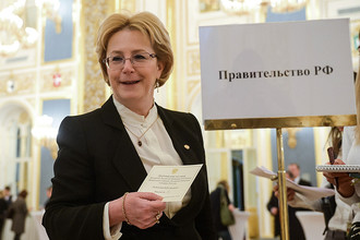 Главе Минздрава Веронике Скворцовой приходится на посту не менее тяжело: ее ведомство – главная мишень думской оппозиции, а сама Скворцова вынуждена отвечать на неудобные вопросы прессы. Однако в любых ситуациях Скворцова прежде всего профессиональный врач – ей нередко приходилось оказывать первую помощь даже будучи министром.