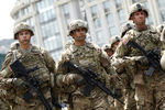 Военные США во время марша в Тбилиси
