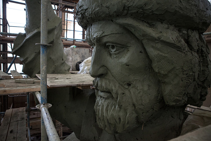 Глиняная модель памятника князю Владимиру в мастерской