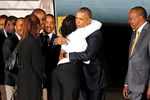 Сестра Барака Обамы приветствует его в аэропорту Найроби
