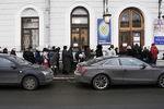 Посетители стоят в очереди на выставку мексиканской художницы Фриды Кало в Санкт-Петербурге