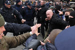 Во время столкновения полиции и участников акции в поддержку украинской летчицы Надежды Савченко у здания посольства России в Киеве