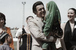1985 год. Иосиф Кобзон выступает на стадионе в Кабуле с девочкой на руках