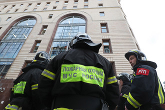 Сотрудники пожарной охраны у здания Центрального детского магазина на Лубянке после эвакуации из-за анонимных звонков, 14 сентября 2017 года
