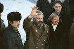 Александр Руцкой в окружении родных и близких покидает территорию Лефортовской тюрьмы, 1994 год
